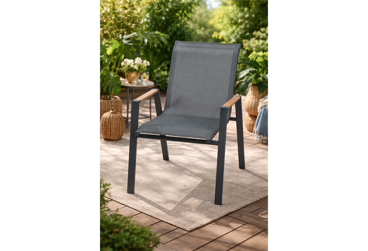 Απεικονίζεται η πολυθρόνα σε κήπο.